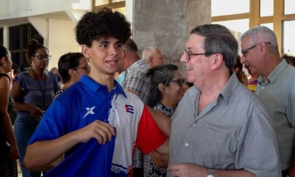 Cuba recibe a diplomáticos expulsados por República Dominicana y denuncia presiones de EE.UU.