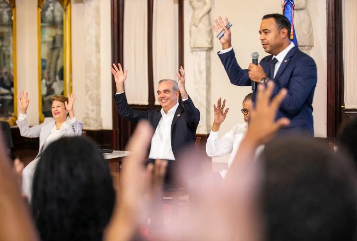 53 estudiantes sordos destacados en IA son recibidos por el presidente Abinader