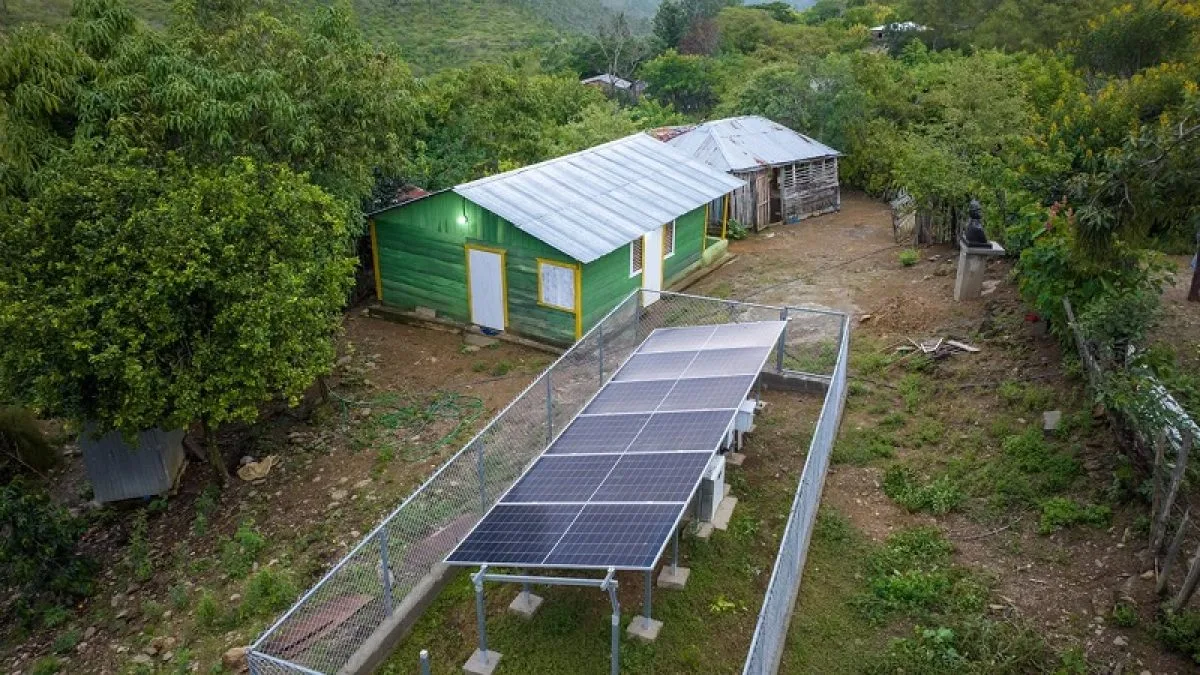 Más de 100 viviendas en Pedro Santana reciben electricidad mediante sistemas solares