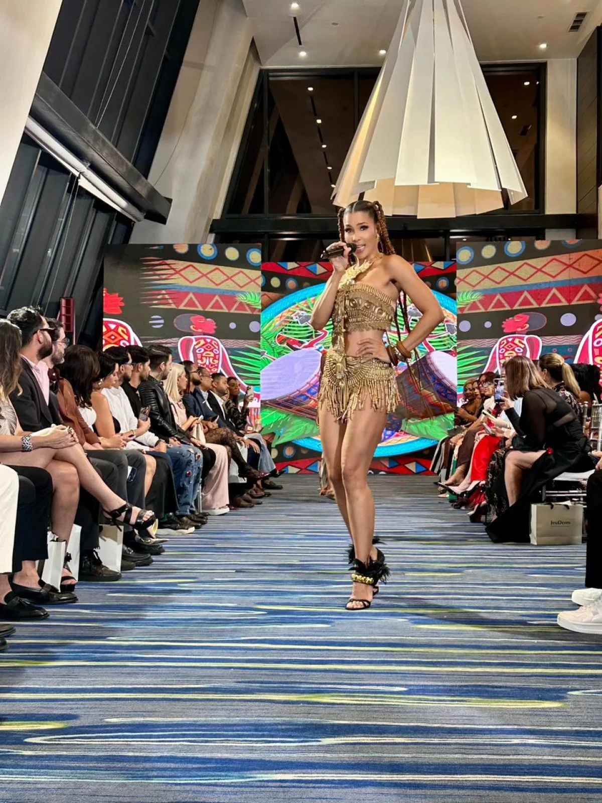 Sarodj abre desfile de Giannina Azar en Trendy Fashion Week con su tema 'Baila'