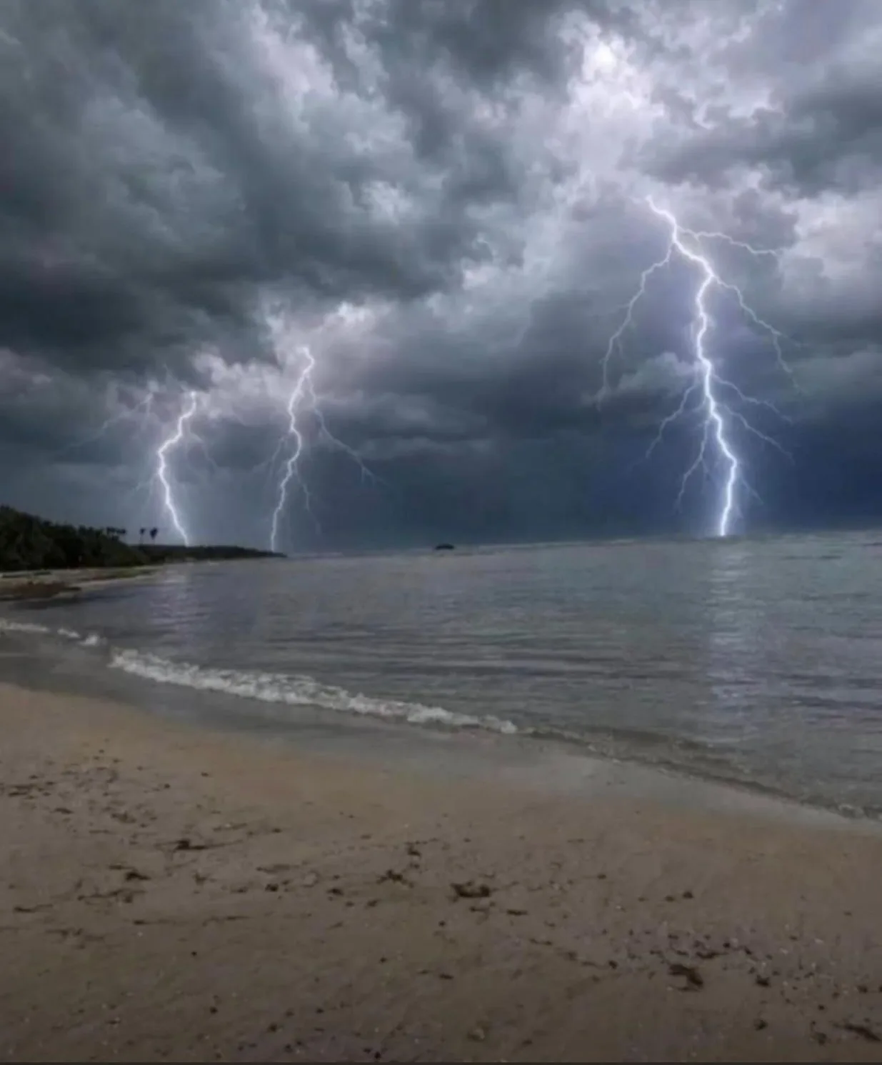 Tormentas eléctricas y lluvias intensas afectan Puerto Plata durante la noche del lunes