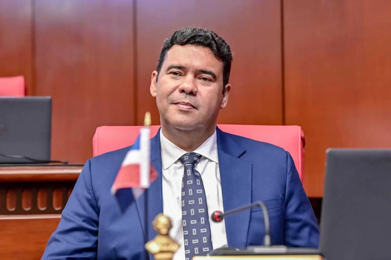 Senador del PRM reconoce que Omar Fernández es el mejor candidato opositor pese a no convinar a su partido