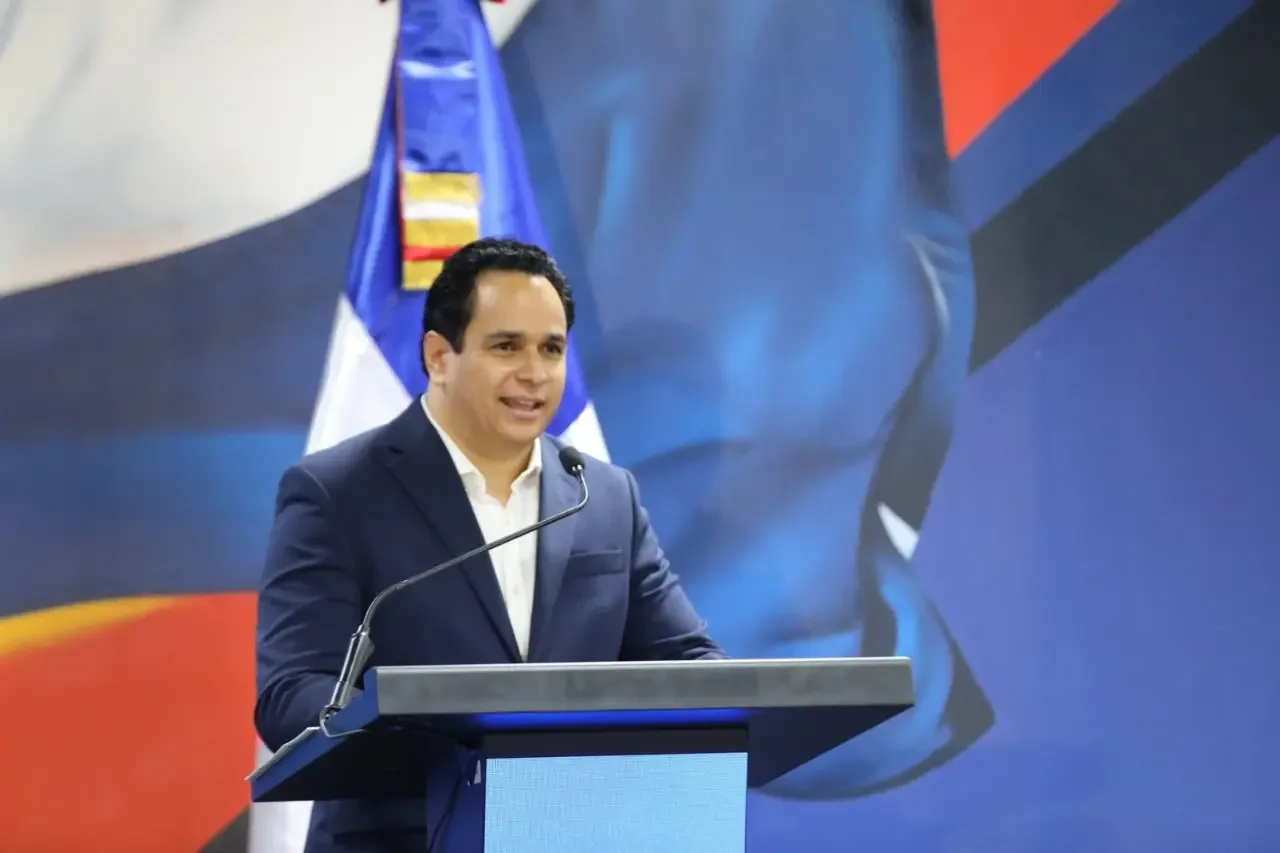 Abinader rechaza renuncia de Manuel Conde y anuncia fortalecimiento de la Escuela Política del PRM