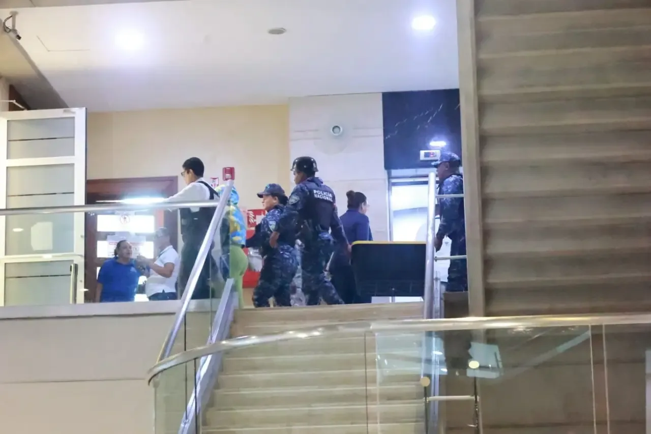 Abogados se presentan en Procuraduría por caso SeNaSa 2.0: ocho detenidos trasladados a cárcel