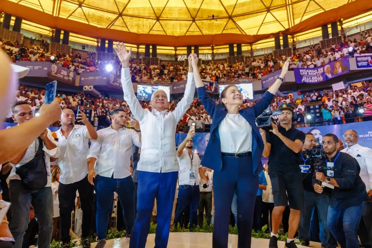Ricardo de los Santos asume coordinación nacional de campaña de Carolina Mejía para 2028