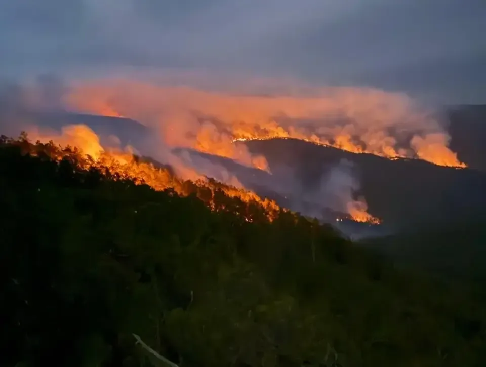 Tres incendios en Sierra de Bahoruco originados por rayos, según Ministerio de Medio Ambiente