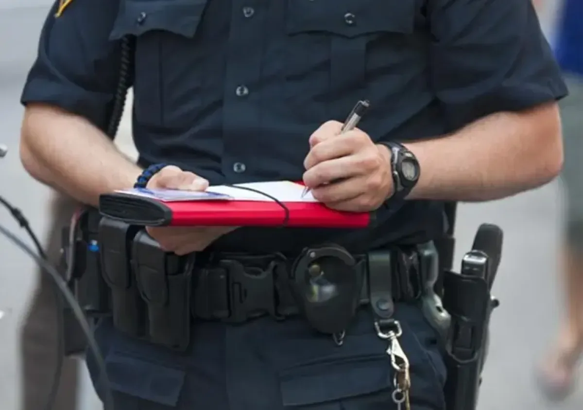 Proponen eliminar multas por escupir en Nueva York tras incidente policial