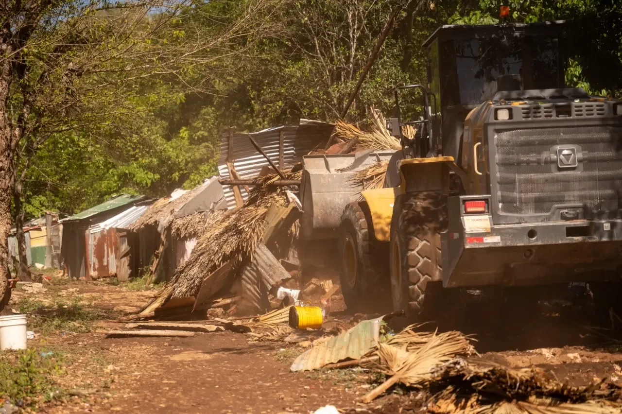 Desmantelan 73 estructuras ilegales en Monumento Natural Hoyo Claro