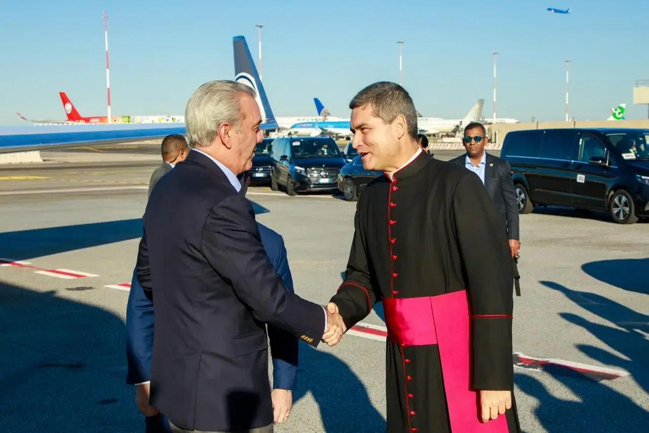 Presidente Abinader invita al Papa León XIV a visitar República Dominicana en 2027