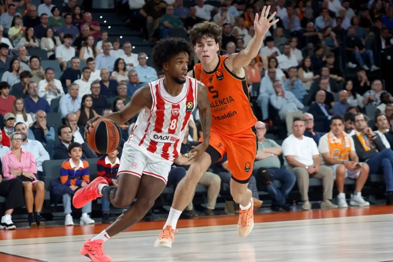 Valencia Basket homenajea a Jean Montero en su regreso al Roig Arena