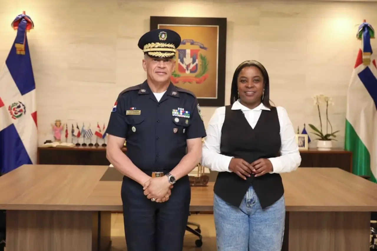 Director de la Policía y diputada Millys Martínez resuelven impasse en Elías Piña