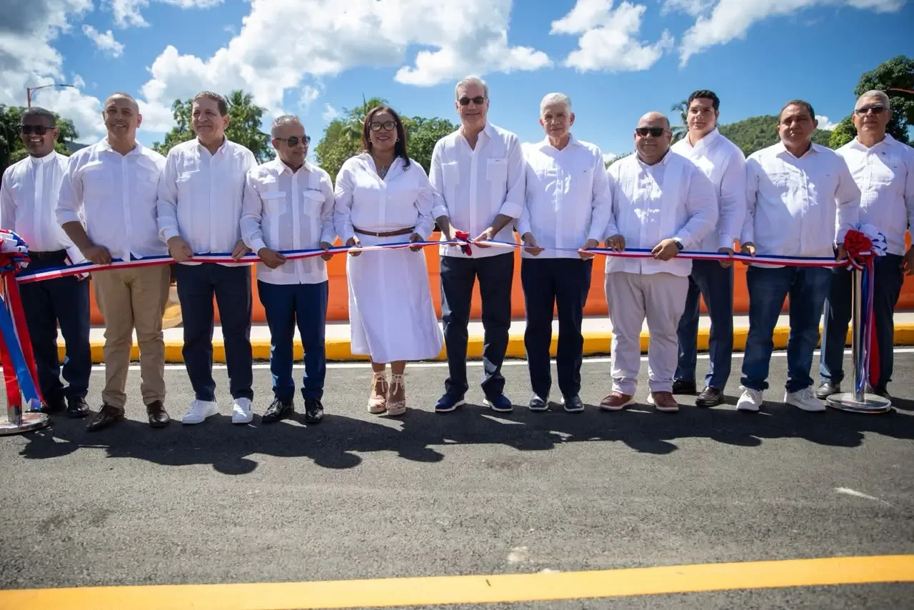 Presidente Abinader inaugura puente sobre río La Leonora en Maimón