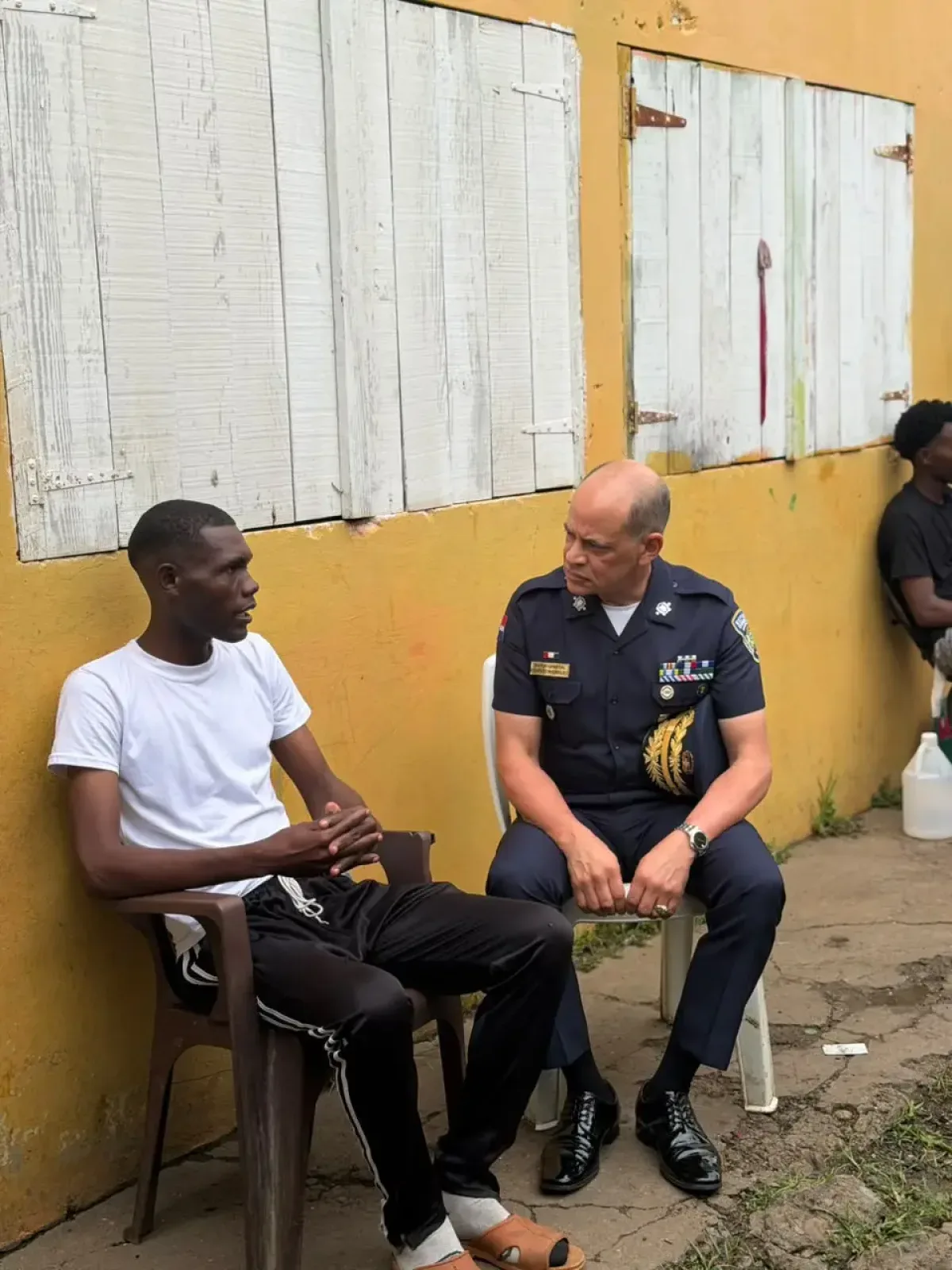 Director de la Policía Nacional visita a agente herido en San Pedro de Macorís