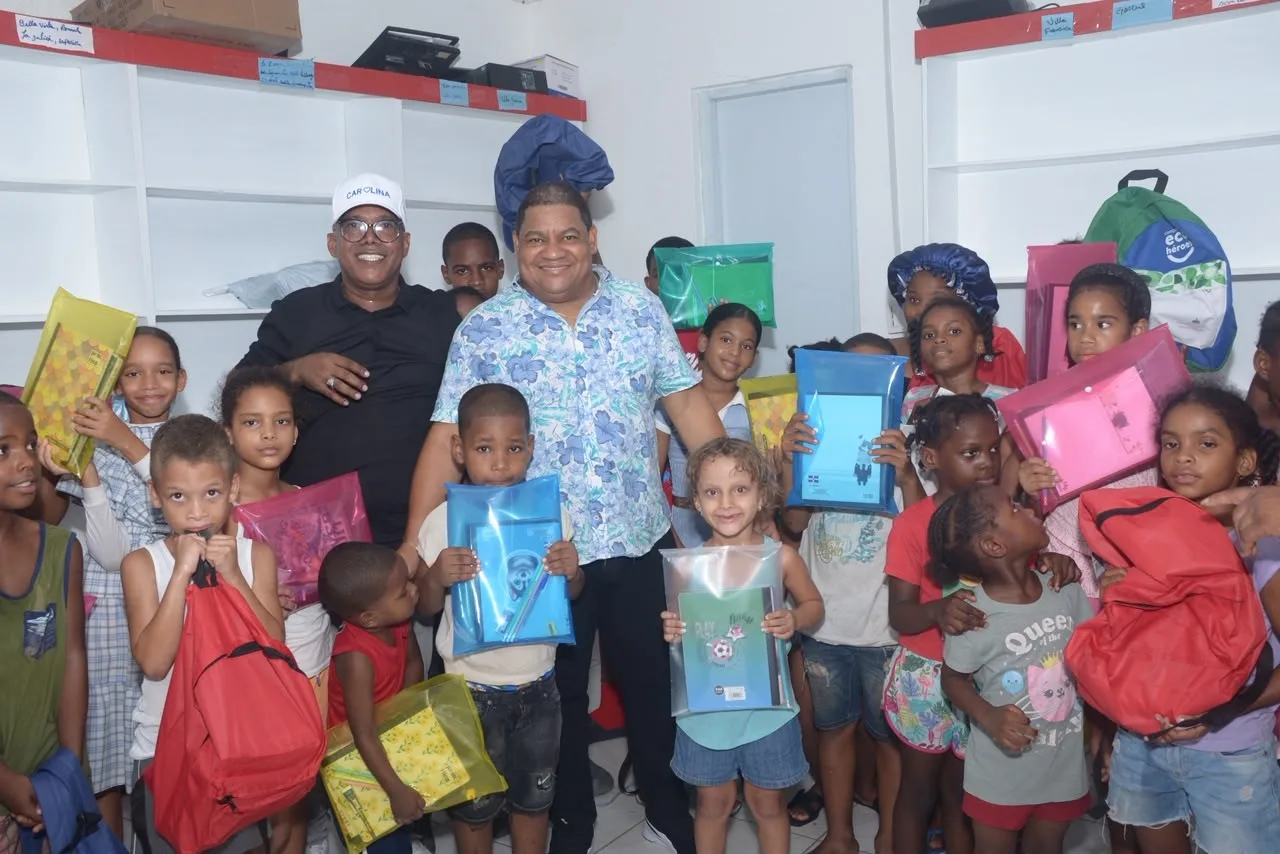 Yuli Norberto entrega kits escolares a niños de sectores vulnerables en Santo Domingo