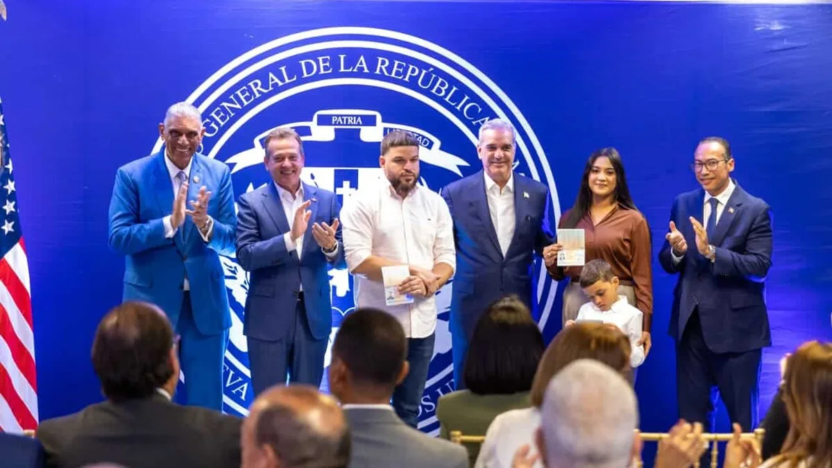 Abinader encabeza en Nueva York la entrega del primer pasaporte electrónico dominicano en el exterior
