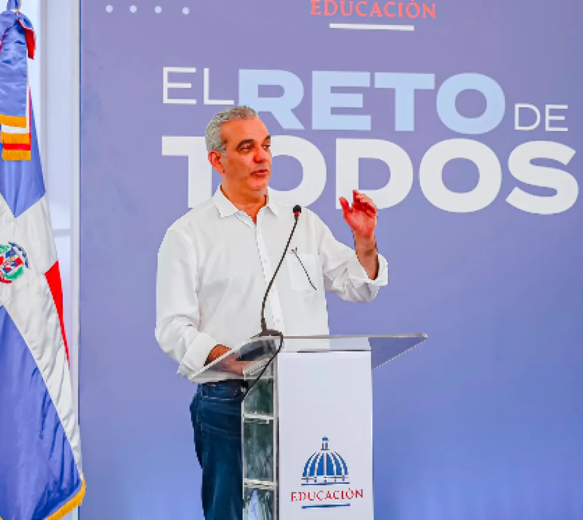 Abinader llama a garantizar asistencia escolar pese a déficit de aulas