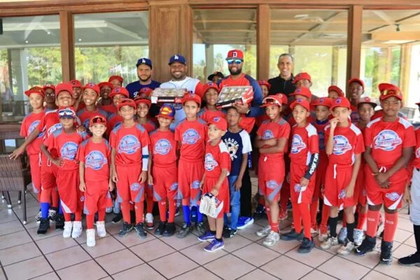 Dirección del Comisionado de Béisbol capacita a 40 niños de la Liga Quezada en valores y fundamentos