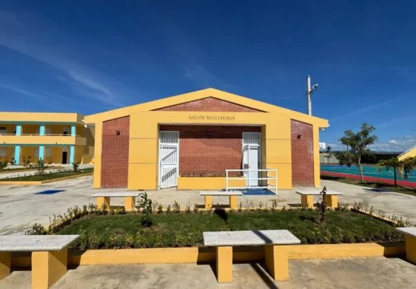Gobierno reporta 1,200 aulas nuevas mientras ADP denuncia déficit para 153,000 niños