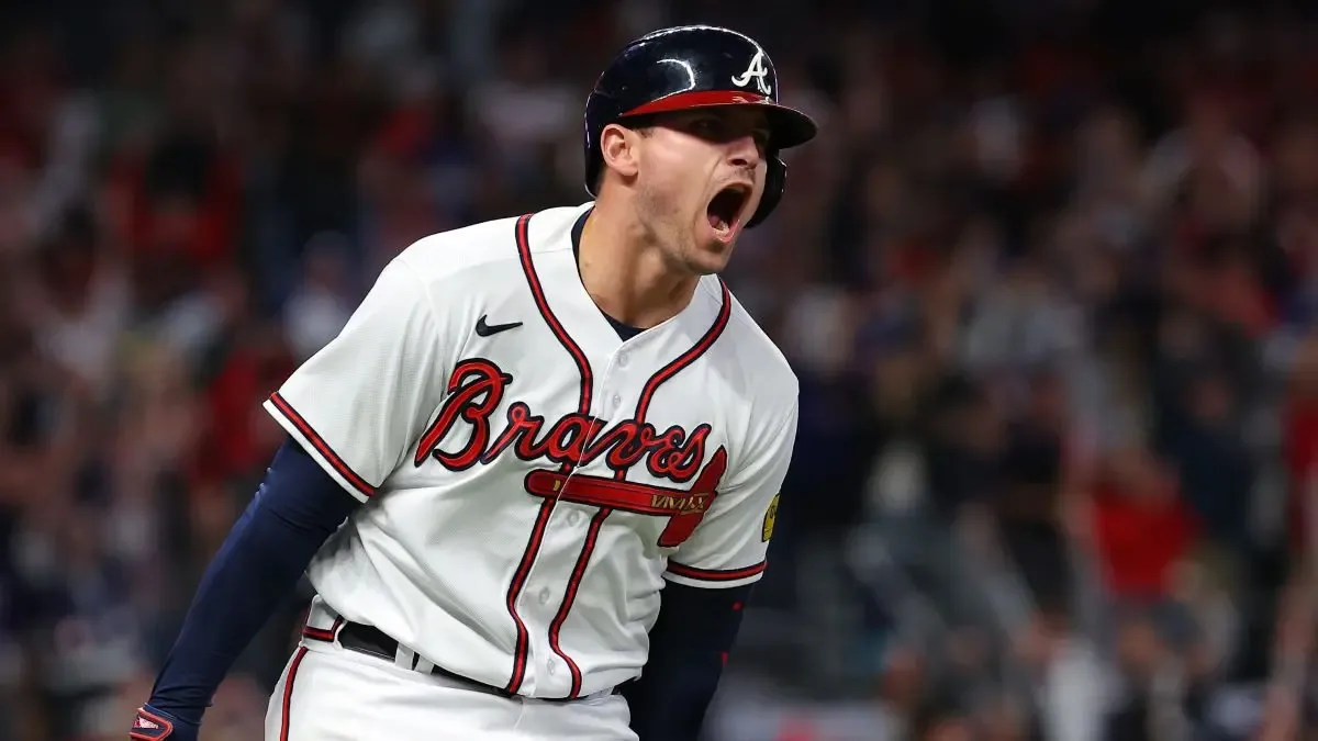 Austin Riley conecta jonrón decisivo y lidera triunfo de Bravos sobre Filis en Juego 1 de la Serie del Comodín