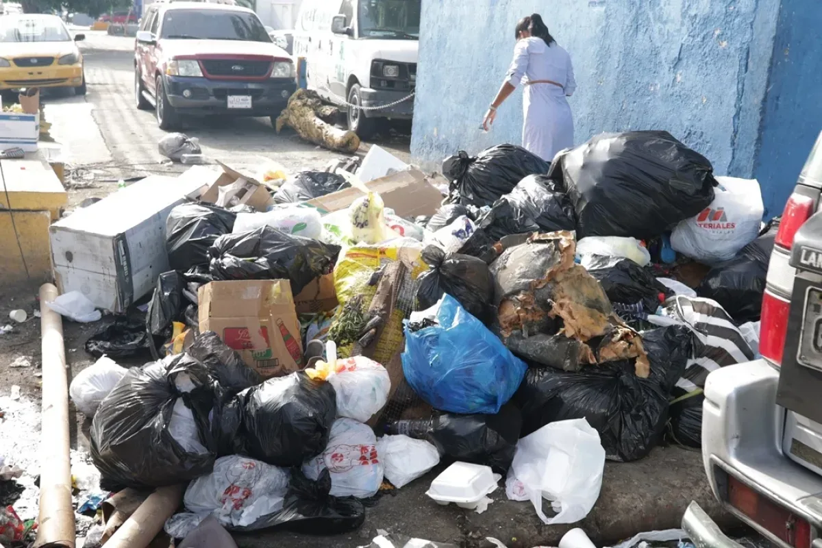 Multas de hasta 1000 salarios mínimos por arrojar basura en la vía pública en RD