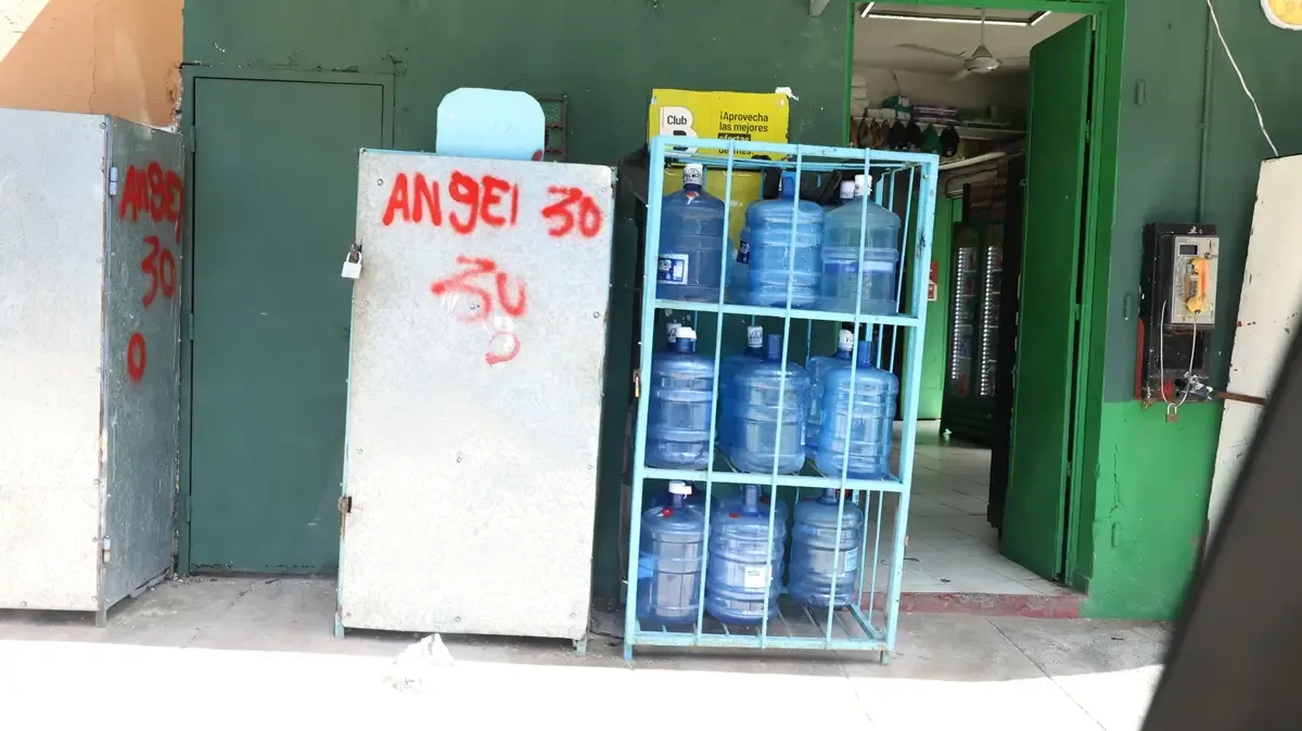Algunos colmados en Santo Domingo aún no protegen botellones de agua del sol