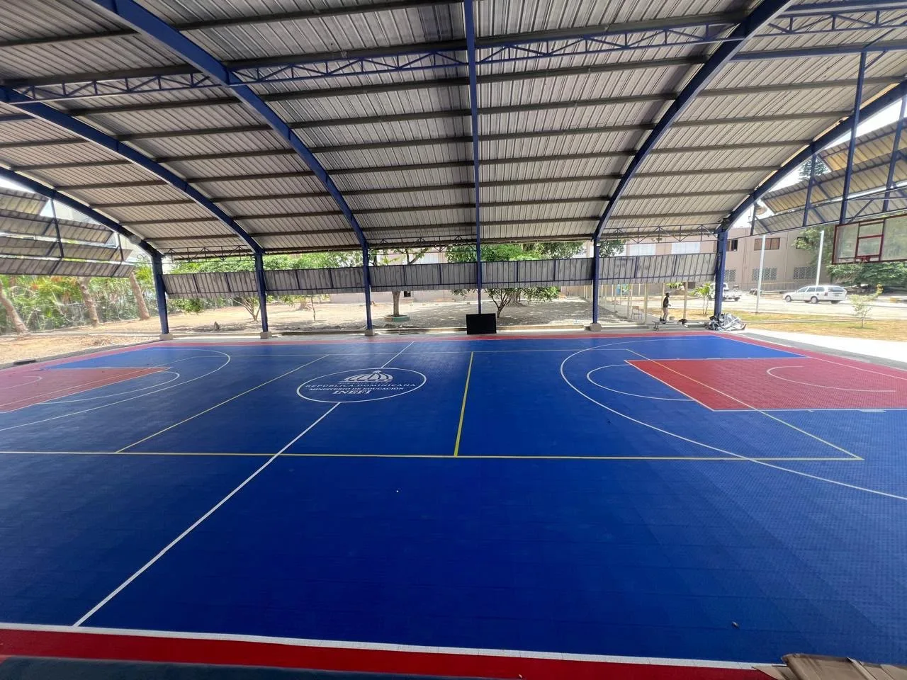 INEFI renueva polideportivo del Politécnico Nuestra Señora de las Mercedes en Santiago