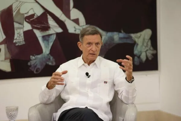 Roberto Álvarez renuncia como canciller tras seis años al frente del MIREX