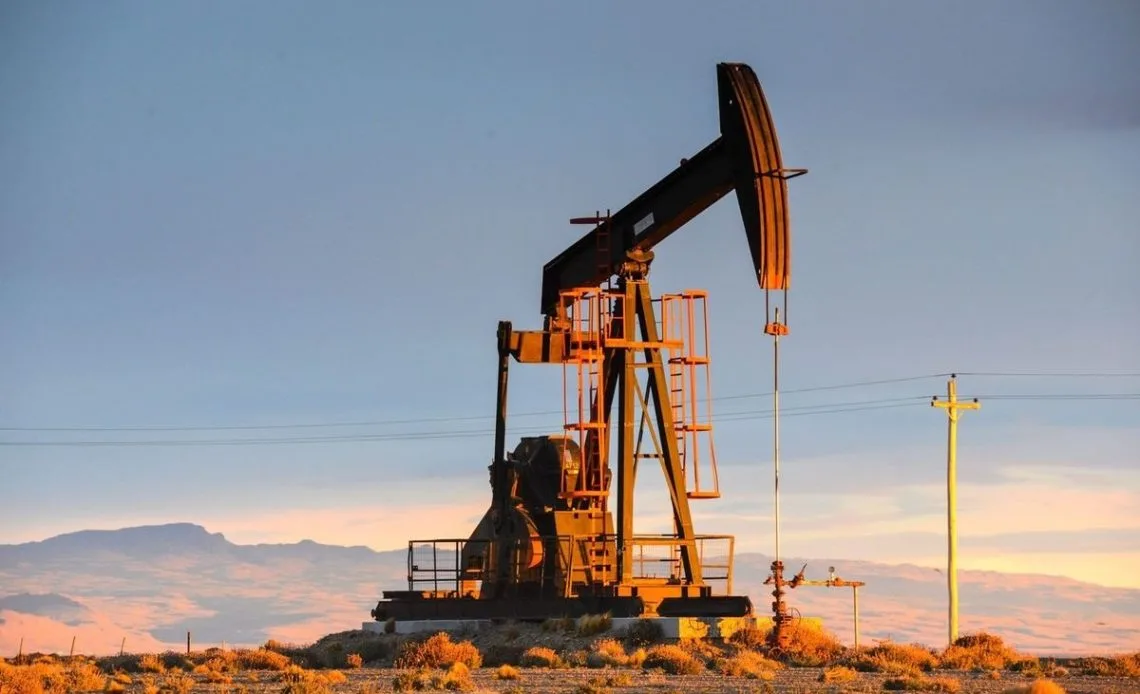 El WTI sube 2% mientras Irán mantiene condiciones para reabrir el estrecho de Ormuz