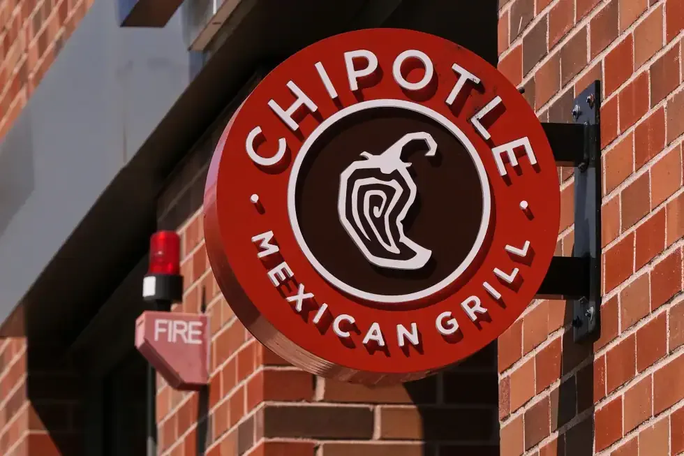 Chipotle retira jalapeños tras posible vínculo con brote de salmonela en Minnesota