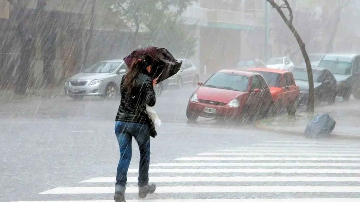 Onda tropical y vaguada provocarán lluvias y calor intenso este lunes en RD