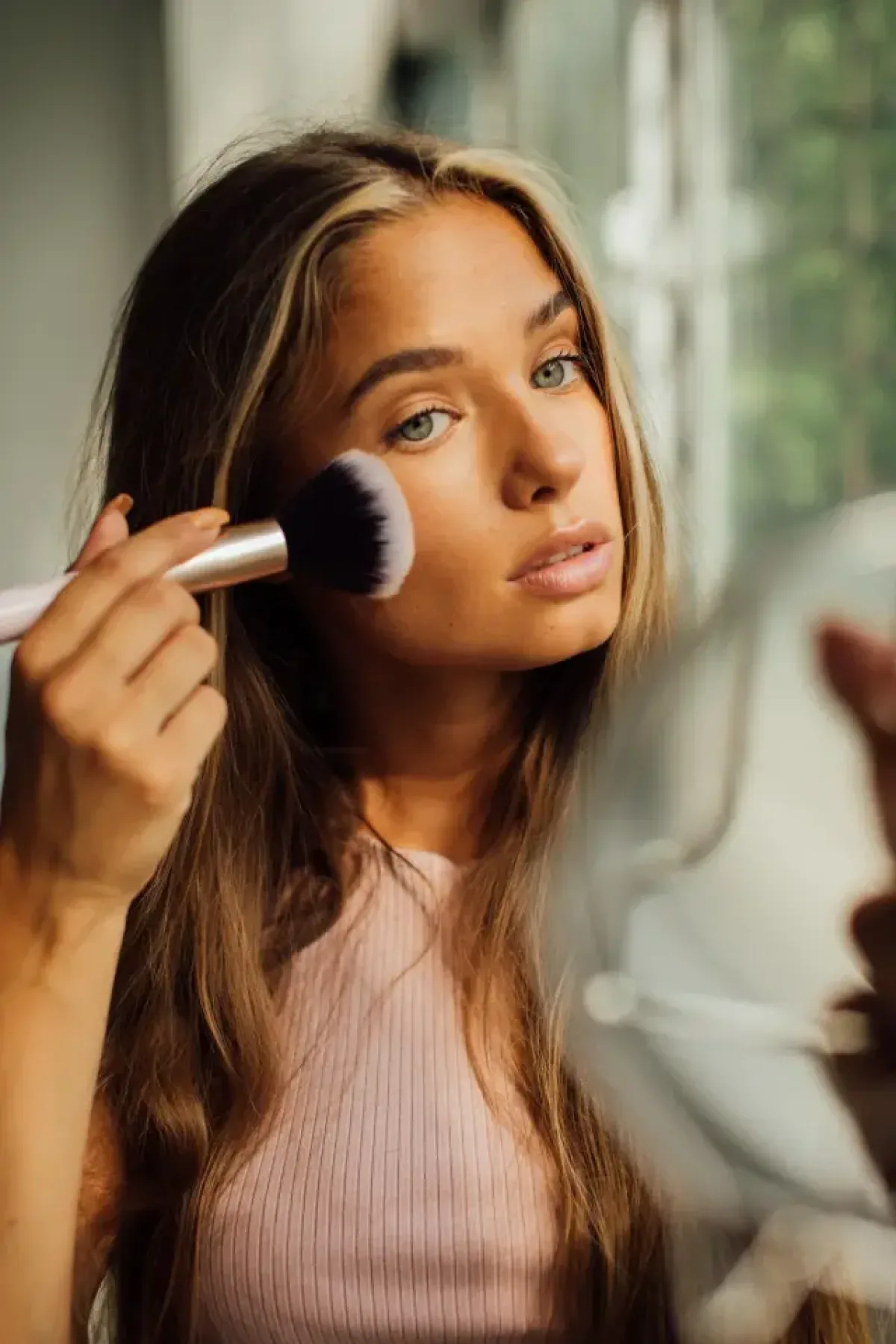 Maquillaje natural: cómo lograr un look fresco y luminoso con productos ligeros