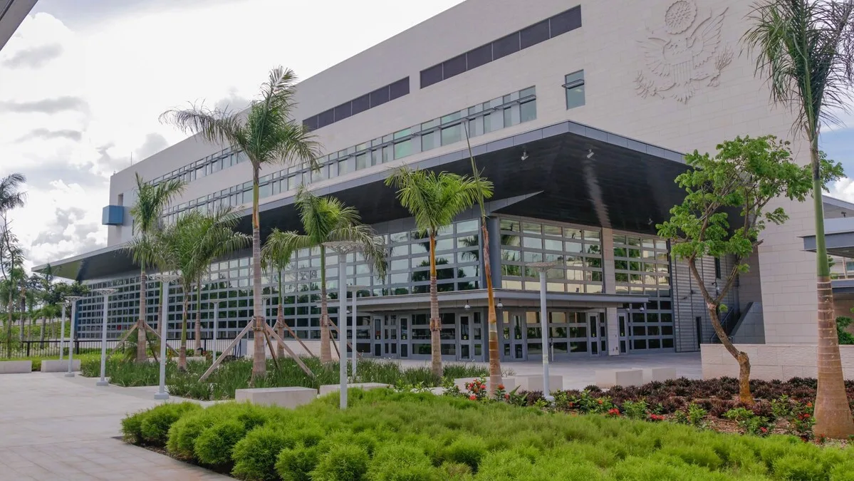EE. UU. cancela temporalmente citas para visas de residencia en RD por capacitación consular