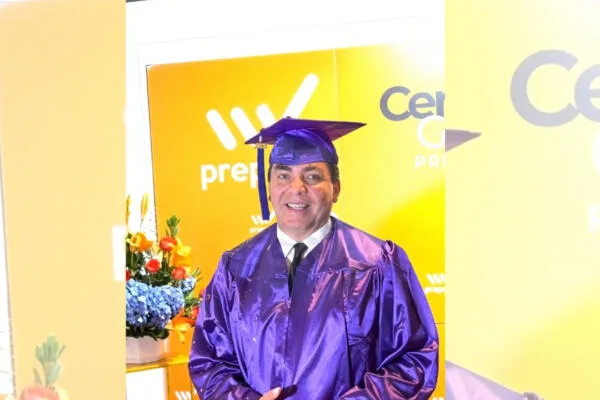 Cristian Castro se gradúa de bachiller a los 51 años; su madre Verónica Castro asiste con oxígeno suplementario