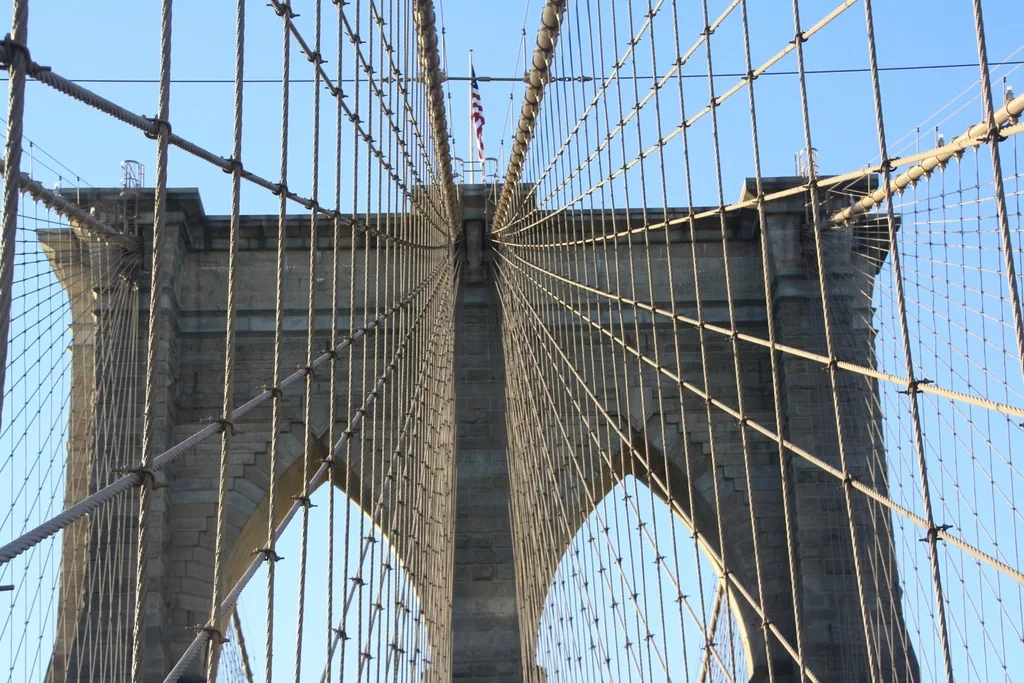 Hombre sobrevive tras salto desnudo desde el puente de Brooklyn