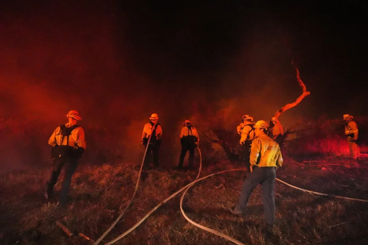 Incendios en el sur de California avivados por viento y calor dejan miles sin electricidad
