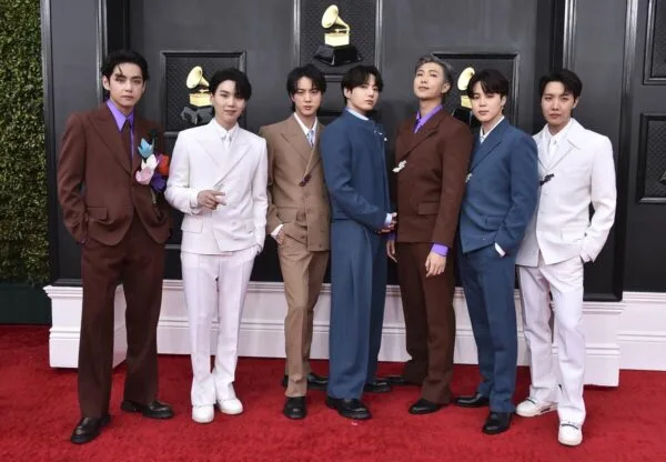 V de BTS revela pérdida auditiva en su oído derecho tras servicio militar