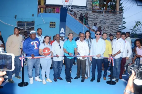 Alcaldesa Betty Gerónimo entrega canchas y estadios renovados en Santo Domingo Norte