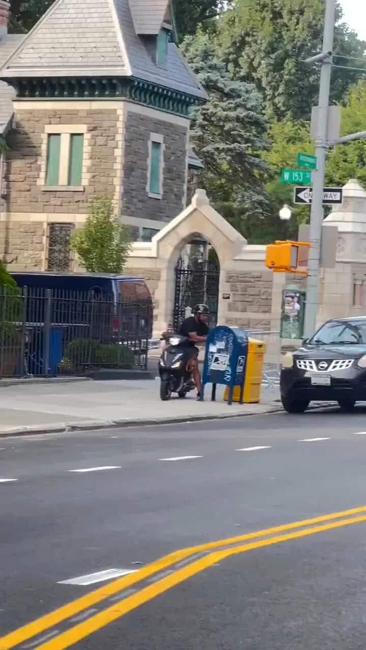 Hombre es captado robando correspondencia en buzón de USPS en Alto Manhattan