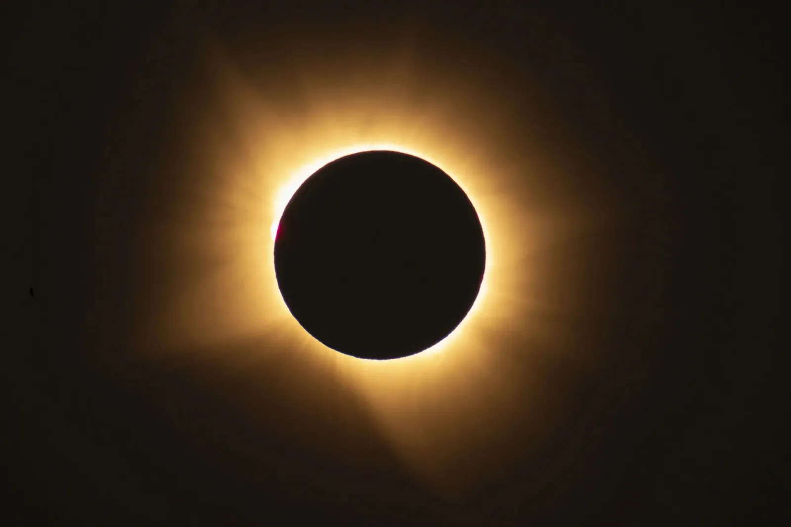 Miles de cántabros observan el eclipse solar pese a las nubes en algunos puntos