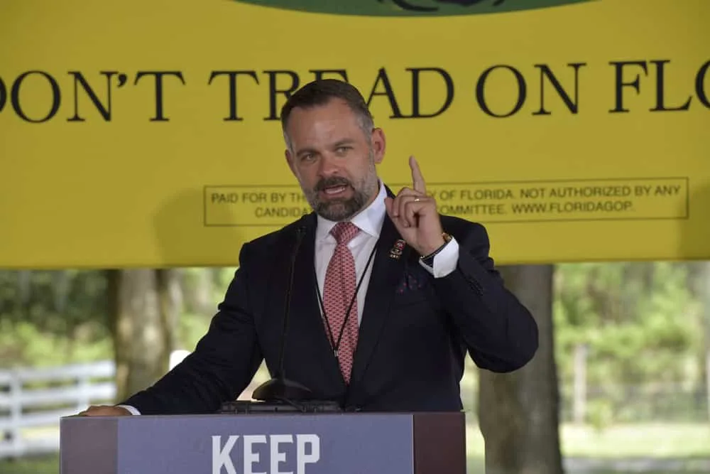 Congresista Cory Mills pierde primaria en Florida tras denuncias por violencia sexual