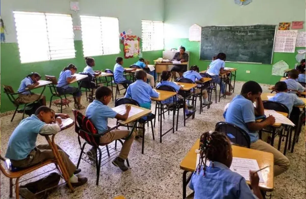 Senador Omar Fernández alerta sobre aumento de 180 mil estudiantes haitianos y descenso de 141 mil dominicanos en escuelas públicas
