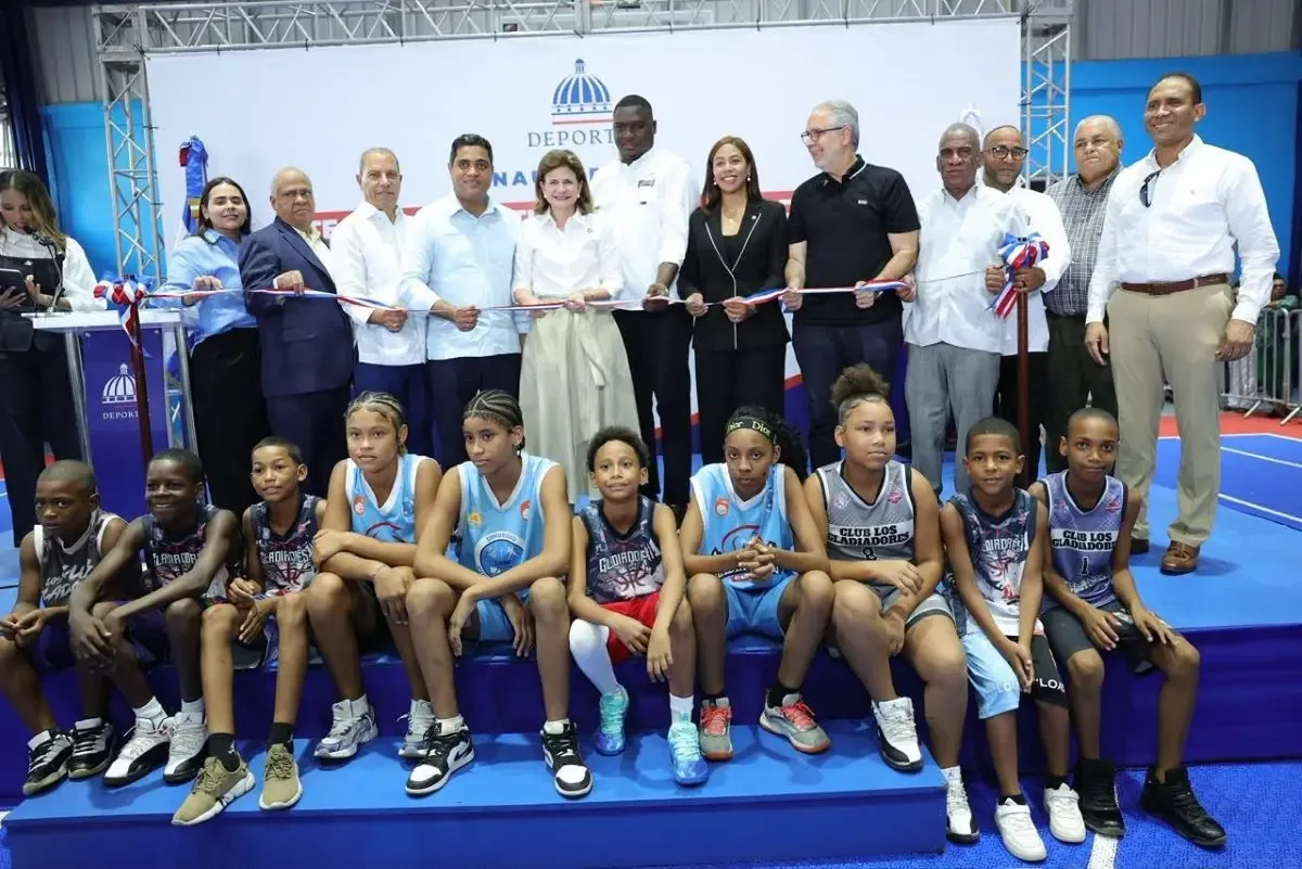 Vicepresidenta Raquel Peña y ministro Kelvin Cruz entregan remozado multiuso del Club Los Gladiadores