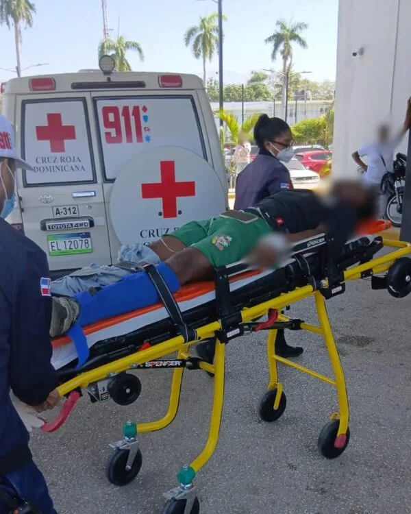 Cinco haitianos resultan heridos tras choque de camiones de Migración en San Juan