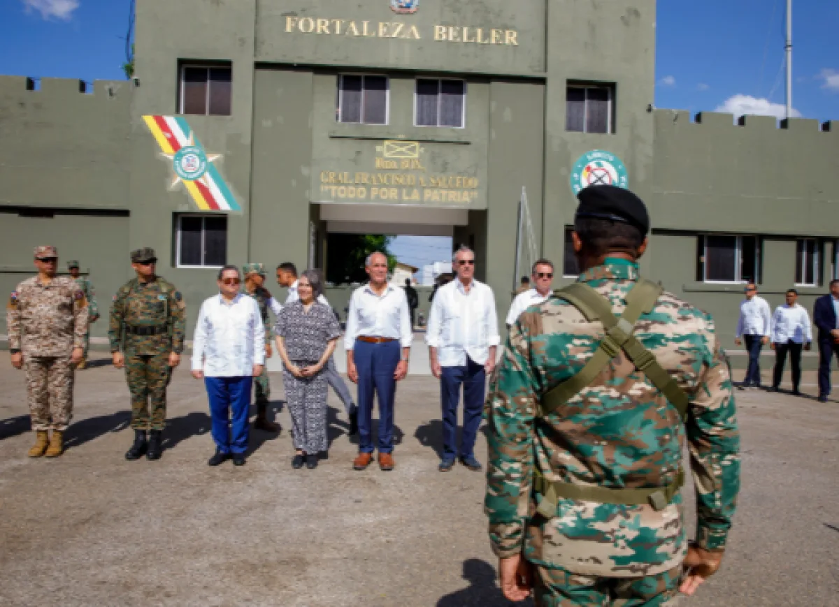 Presidente de Honduras elogia avances en seguridad fronteriza y industria militar de República Dominicana
