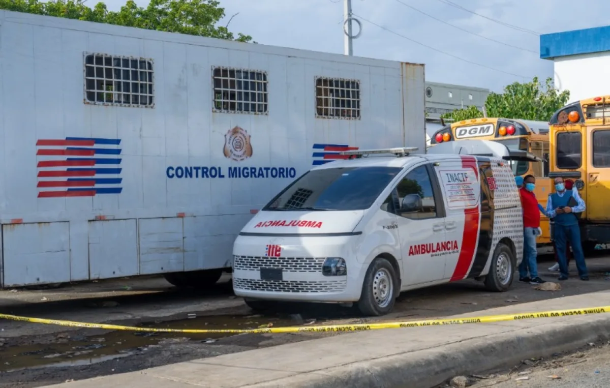 Hallan cuerpo sin vida dentro de camión de Migración en Santo Domingo