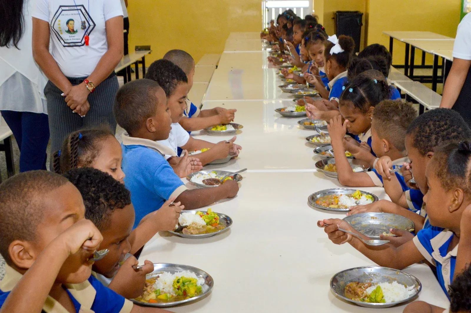 68 estudiantes intoxicados tras consumir leche escolar en Santiago