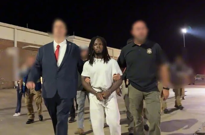 Deportan a inmigrante haitiano con 17 condenas tras insultar a Trump durante arresto