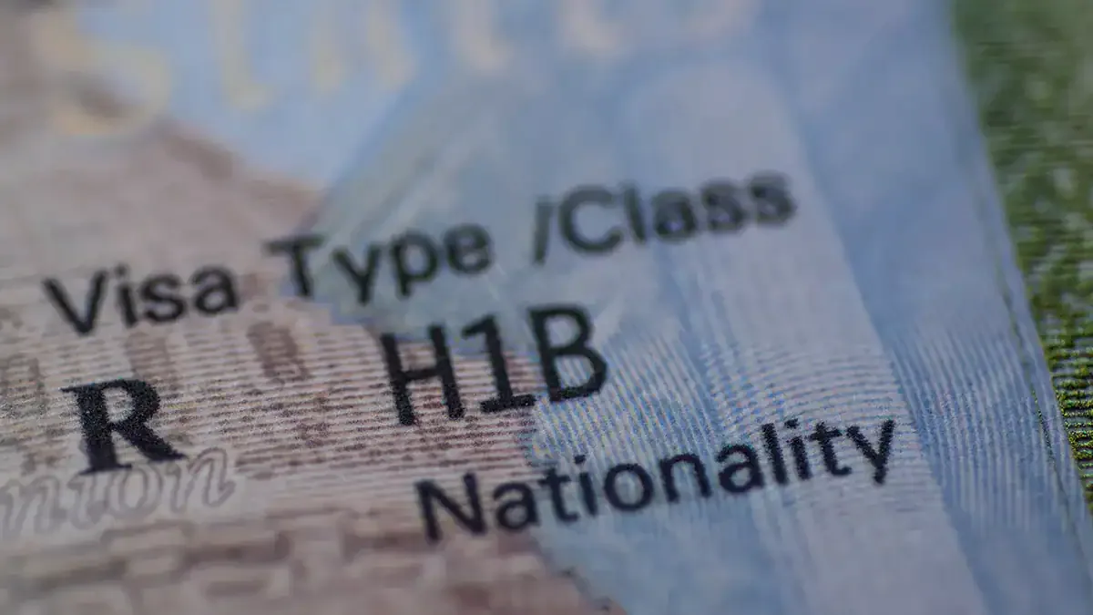 Juez federal anula tasa de US$100,000 para visas H-1B impuesta por Trump