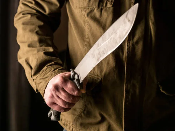 Residentes de Loma de Cabrera alertan por presencia de hombre armado con machete