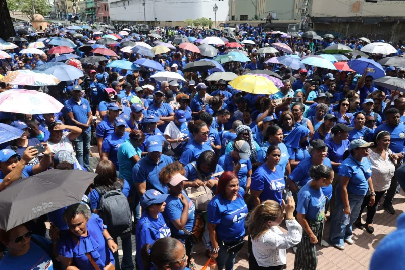 Docentes marchan por pago de incentivos y mejoras en infraestructura escolar